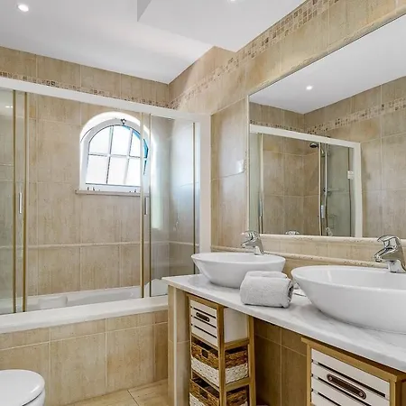 Lovely Very Private With Beautiful Gardens 别墅