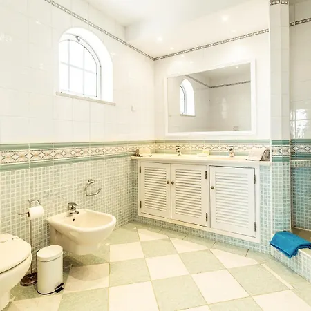 Lovely Very Private With Beautiful Gardens 别墅