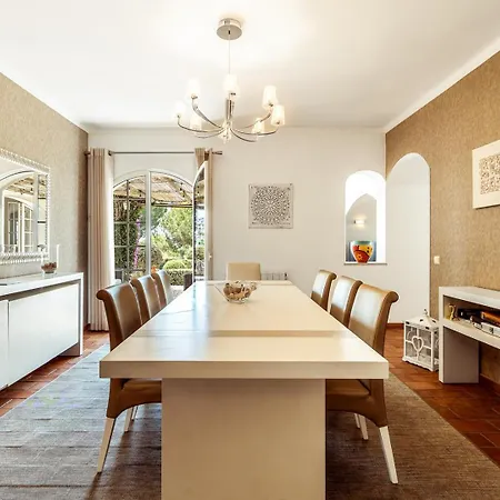 Lovely Very Private With Beautiful Gardens 别墅