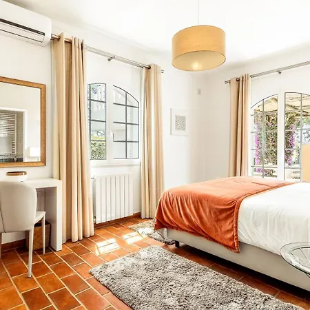 Lovely Very Private With Beautiful Gardens 别墅