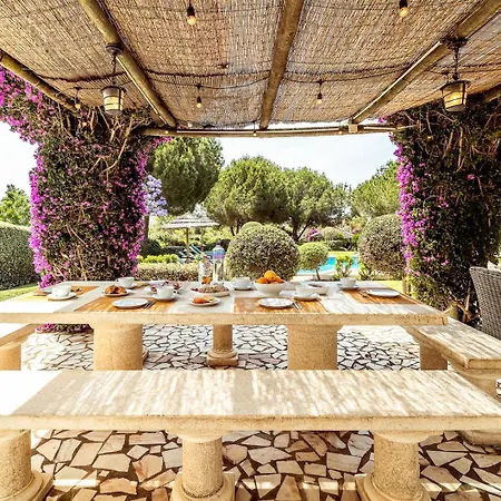 Lovely Very Private With Beautiful Gardens 别墅