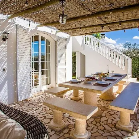 Lovely Very Private With Beautiful Gardens Гия